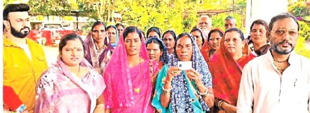 कलेक्टर कार्यालय पहुंचे पूर्व मंत्री रुद्र गुरु, प्रभावितों ने बताया हाल 