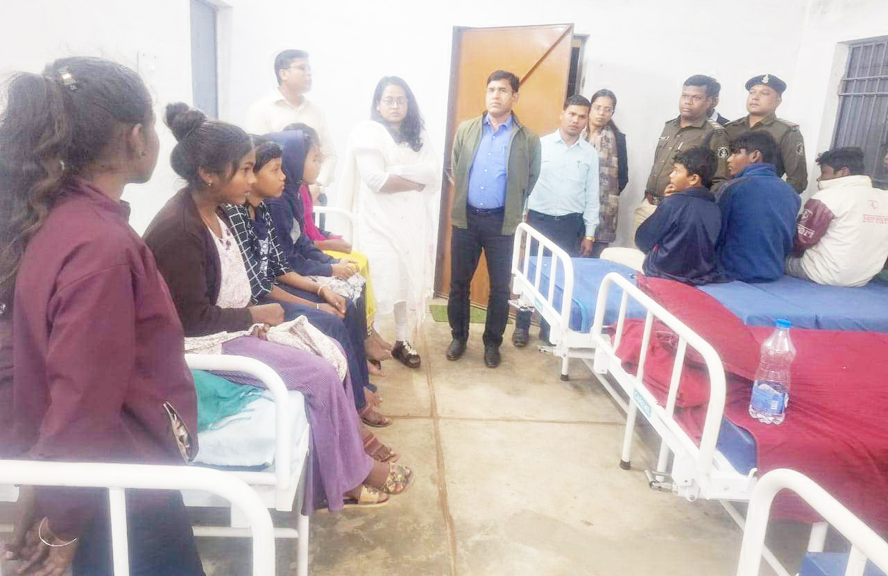 कलेक्टर-एसपी ने घायल बच्चों से ली स्वास्थ्य की जानकारी कलेक्टर-एसपी ने घायल बच्चों से ली स्वास्थ्य की जानकारी