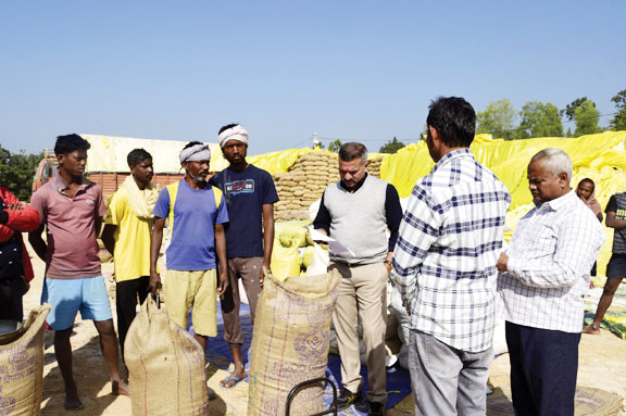 कलेक्टर ने धान उपार्जन केन्द्रों व निर्माणाधीन सडक़ों का किया निरीक्षण
