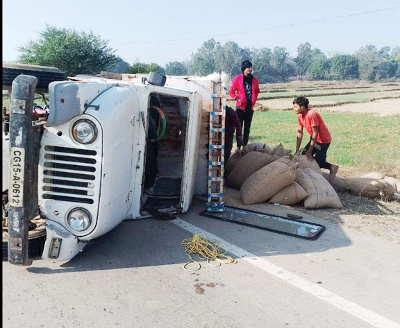  धान लोड पिकअप पलटी, उपार्जन केंद्र में खपाने की आशंका