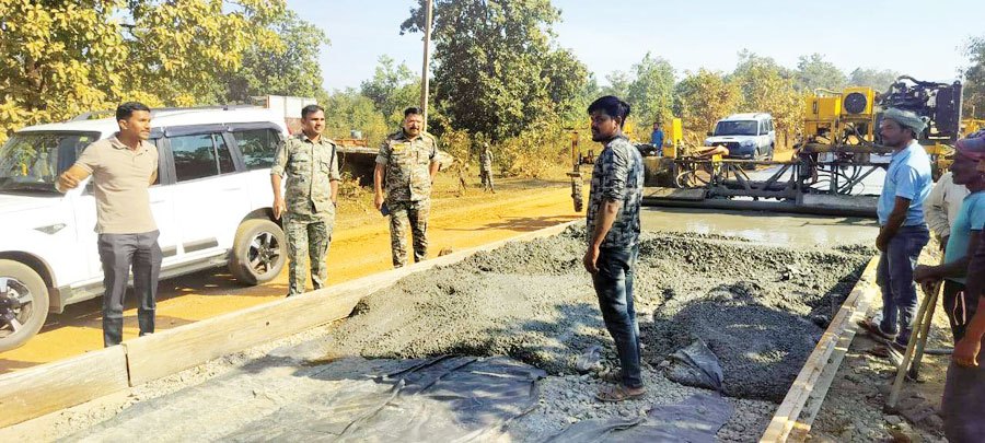 एसपी ने सडक़ निर्माण का किया निरीक्षण