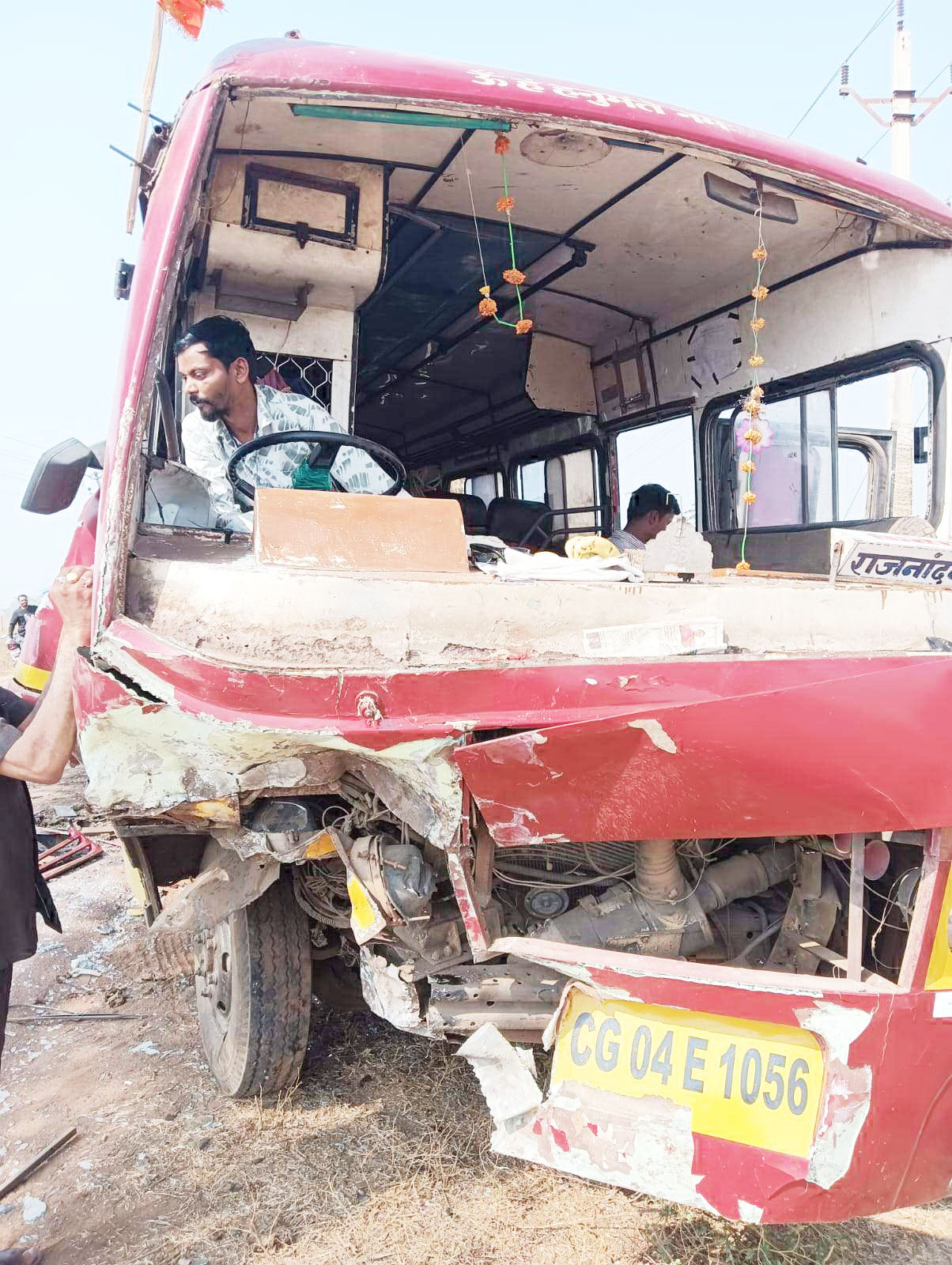 सब्जी भरी पिकअप और बस में भिड़ंत सब्जी भरी पिकअप और बस में भिड़ंत