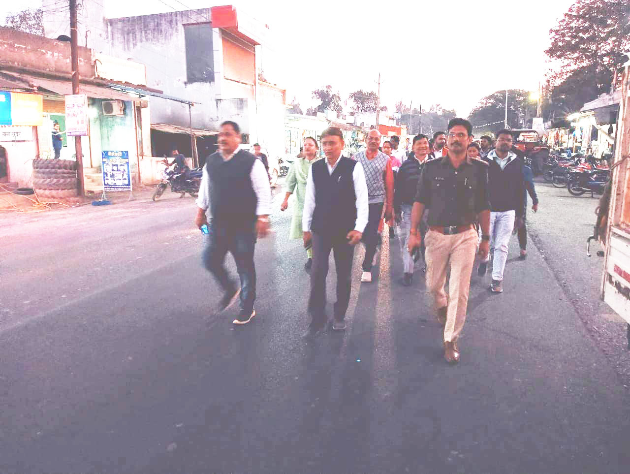 प्रशासन-पुलिस का फ्लैग मार्च, निर्भीक मतदान का संदेश प्रशासन-पुलिस का फ्लैग मार्च, निर्भीक मतदान का संदेश