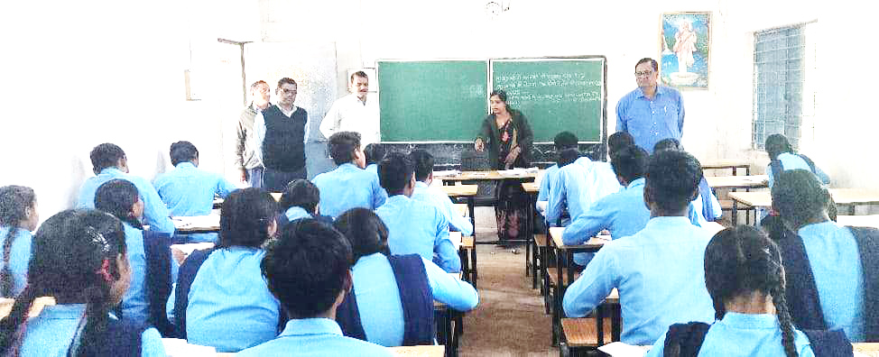 प्री-बोर्ड परीक्षा का डीईओ ने किया निरीक्षण