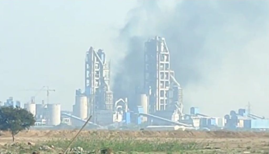 फैक्ट्री से गैस रिसाव, 38 बच्चों की तबीयत बिगड़ी, क्षेत्र सील