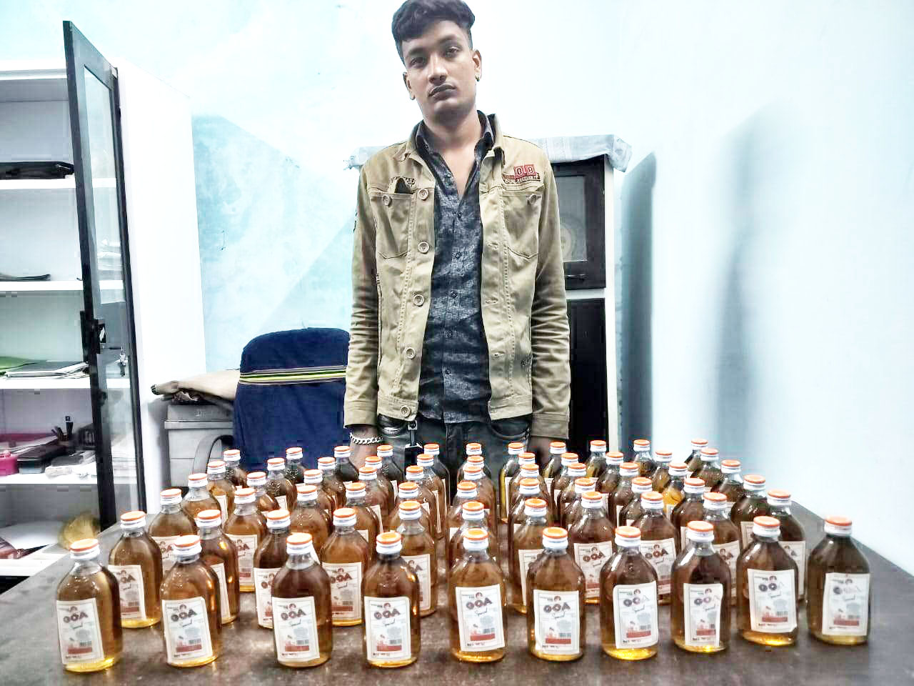 अंग्रेजी शराब के साथ युवक गिरफ्तार अंग्रेजी शराब के साथ युवक गिरफ्तार