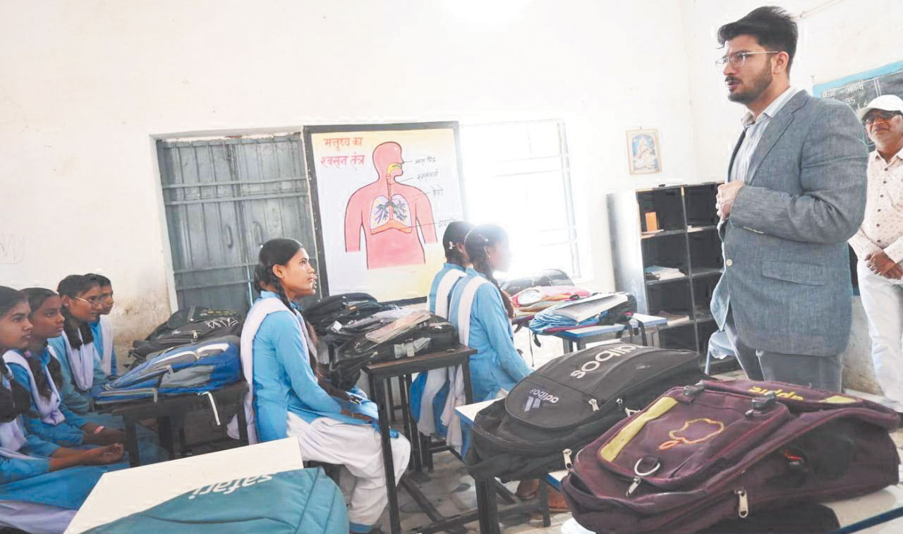 कलेक्टर ने खपराडीह में हेल्थ कैम्प का लिया जायजा