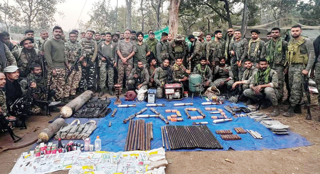 गुफा में नक्सलियों के हथियारों का जखीरा मिला, विस्फोटक-हथियार बनाते थे