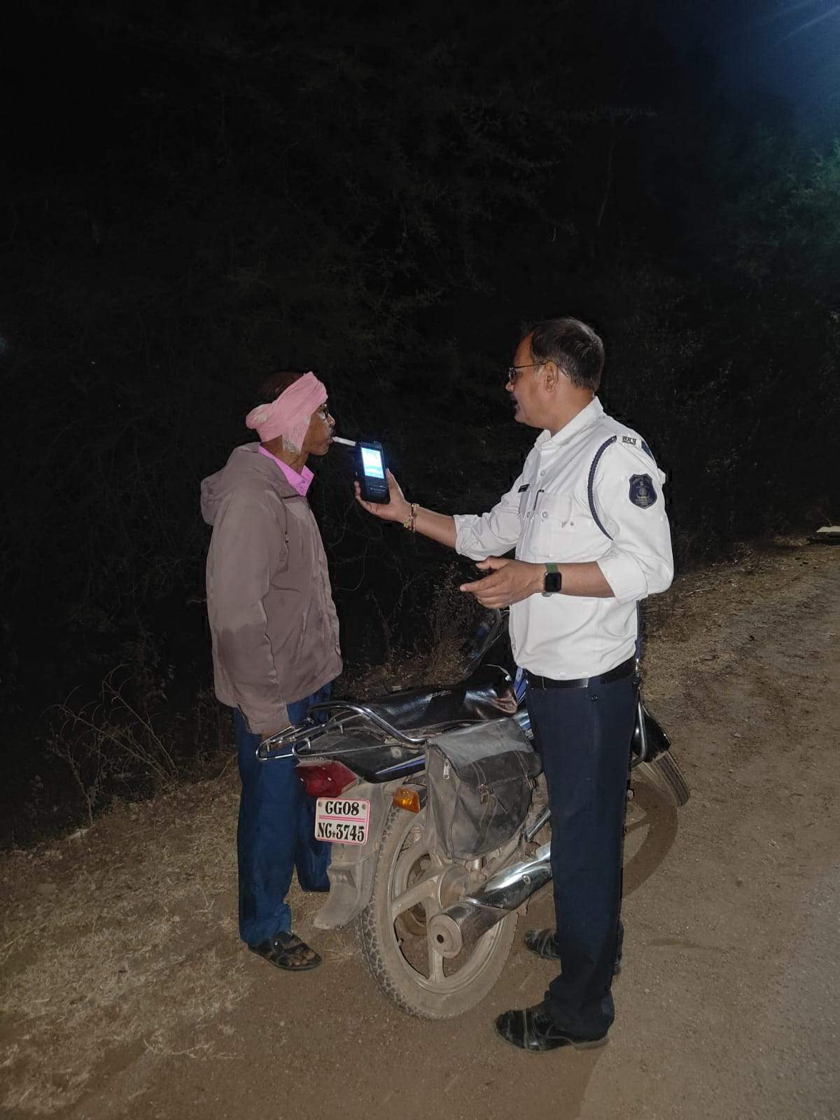8 वाहन चालकों पर कार्रवाई