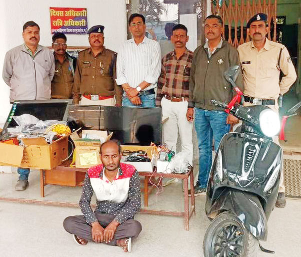 स्कूटी शोरूम में चोरी, आरोपी गिरफ्तार स्कूटी शोरूम में चोरी, आरोपी गिरफ्तार