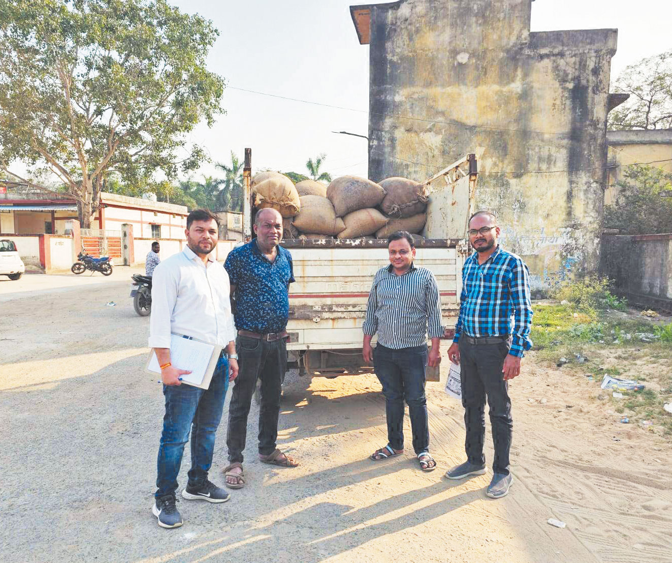 अवैध धान परिवहन, पिकअप से 40 कट्टा धान जब्त