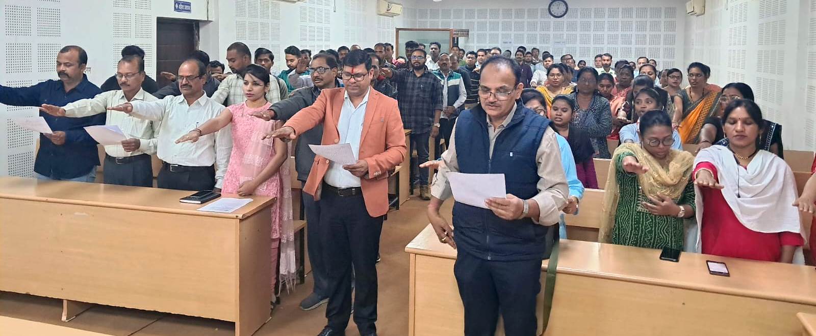 आयुक्त ने मतदाता जागरूकता को लेकर दिलाई शपथ आयुक्त ने मतदाता जागरूकता को लेकर दिलाई शपथ