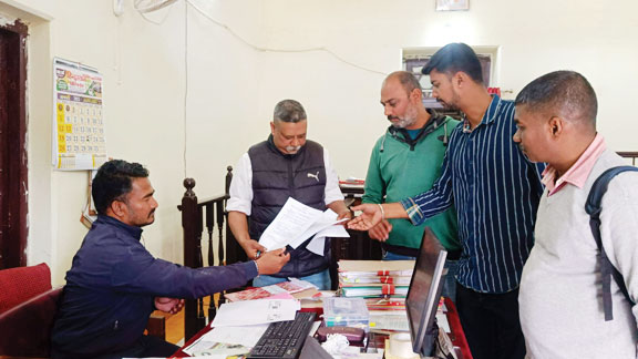 अम्बिकापुर महापौर पद के लिए अजय तिर्की ने खरीदा नामांकन फॉर्म अम्बिकापुर महापौर पद के लिए अजय तिर्की ने खरीदा नामांकन फॉर्म