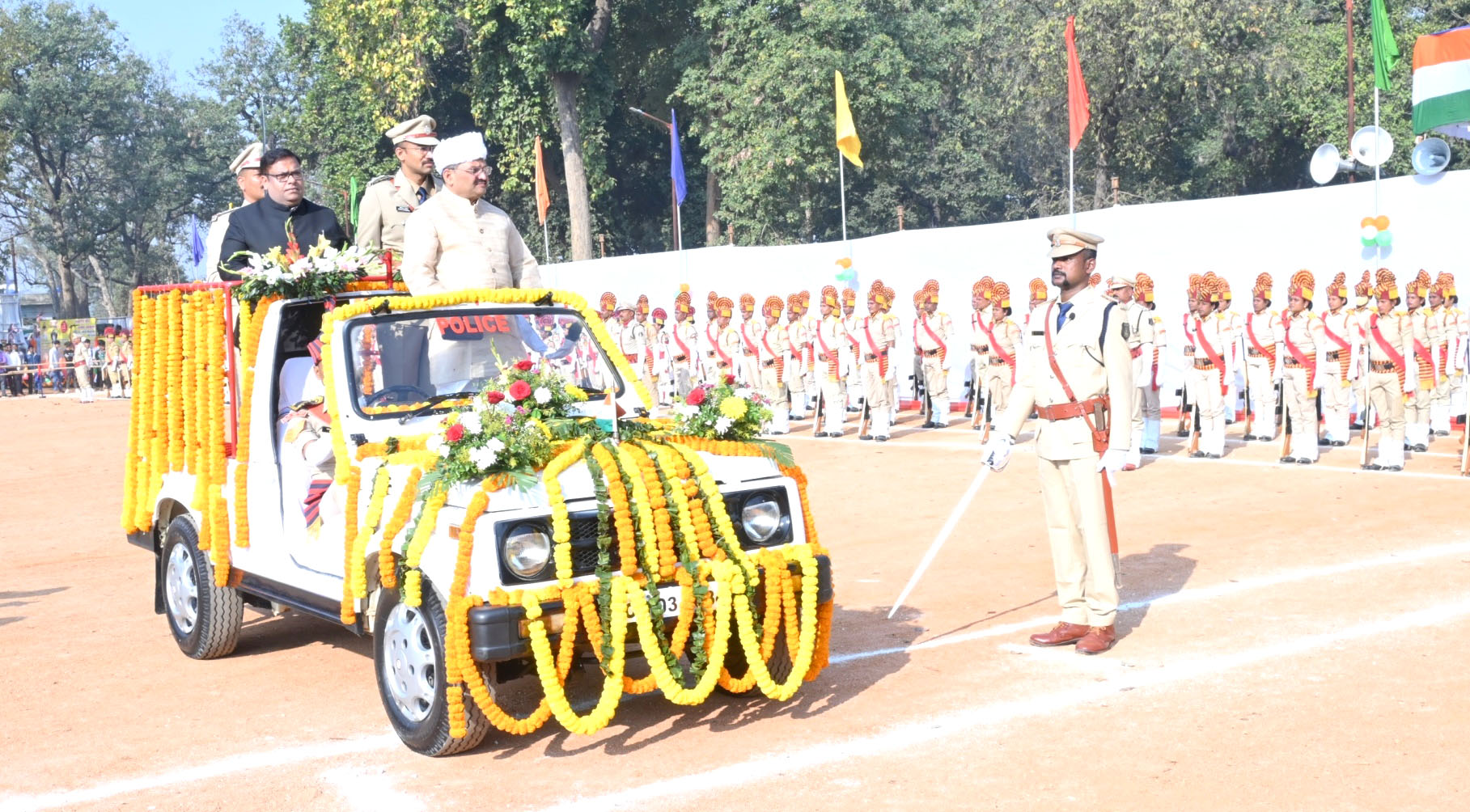 सांसद पाण्डेय ने परेड की सलामी