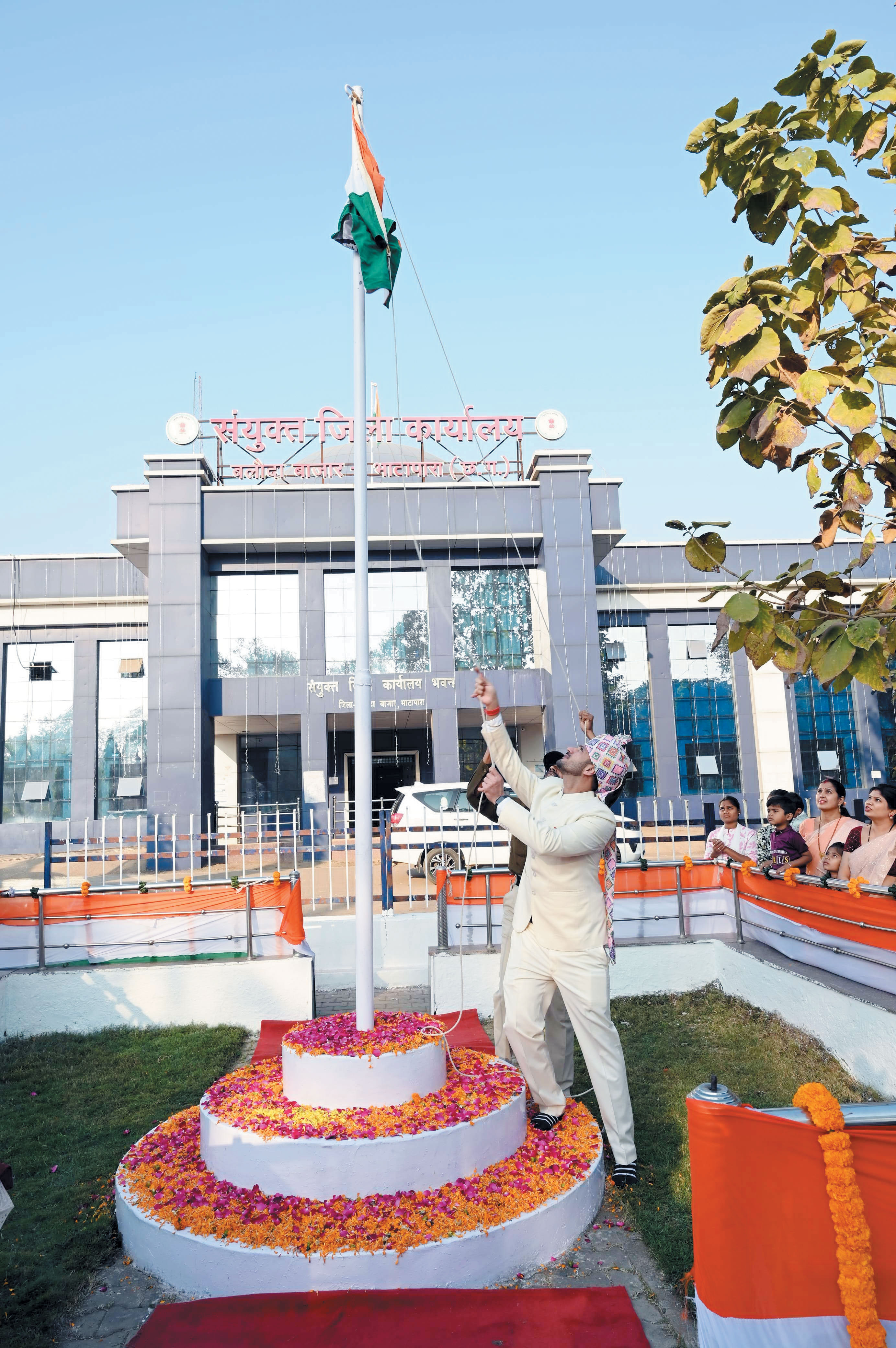 संयुक्त जिला कार्यालय में कलेक्टर ने फहराया राष्ट्रीय ध्वज