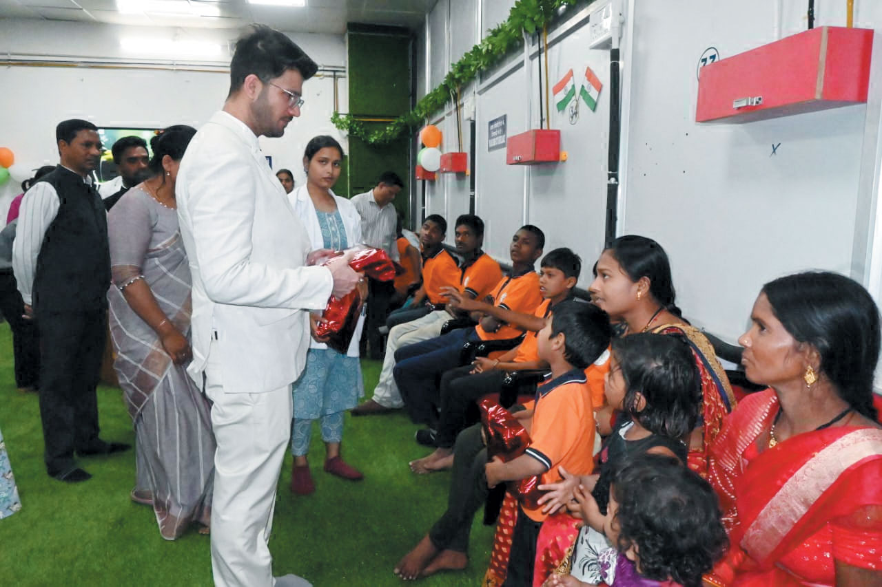 कलेक्टर ने विशेष देखभाल वाले बच्चों संग मनाया गणतंत्र दिवस