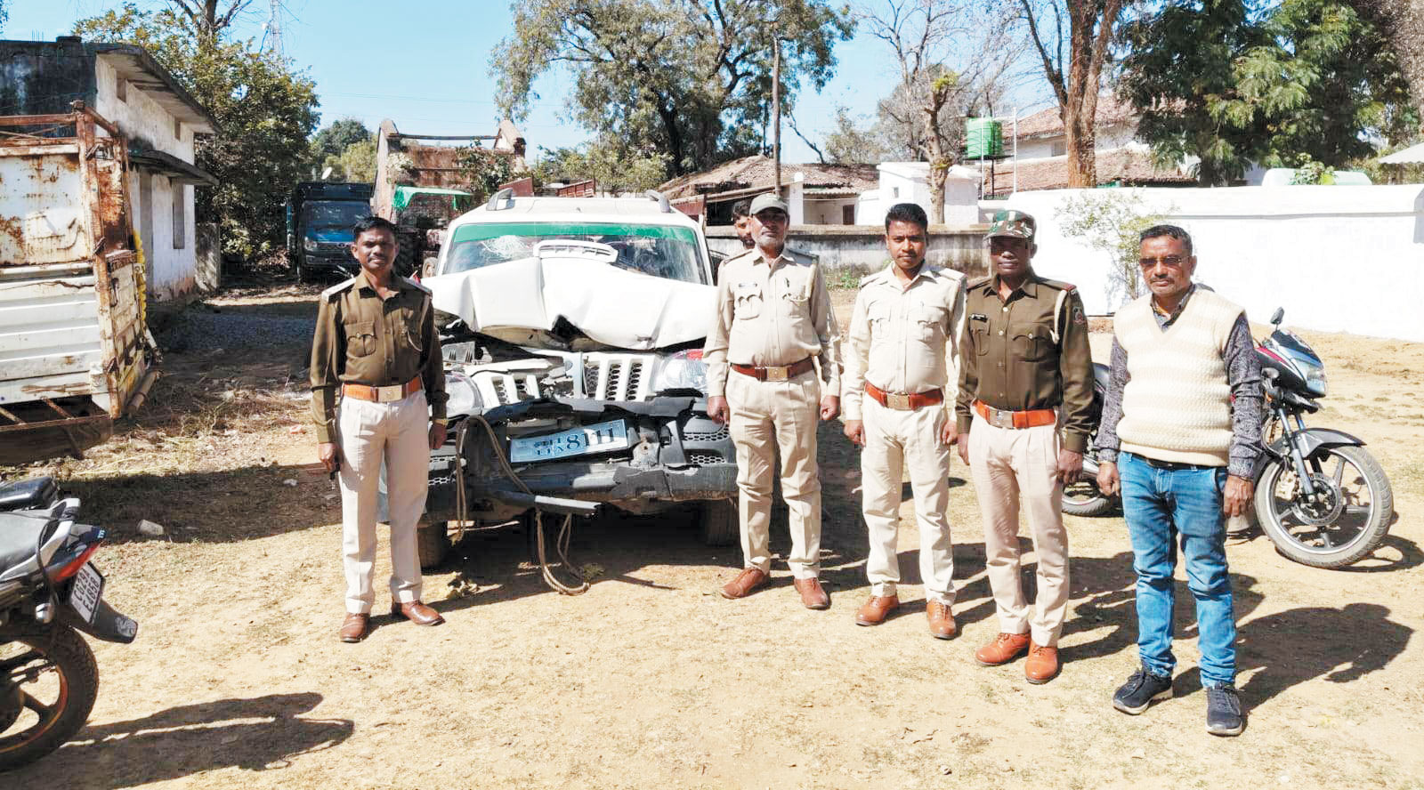 स्कॉर्पियो से कर रहे थे तस्करी, लकड़ी और वाहन जब्त स्कॉर्पियो से कर रहे थे तस्करी, लकड़ी और वाहन जब्त