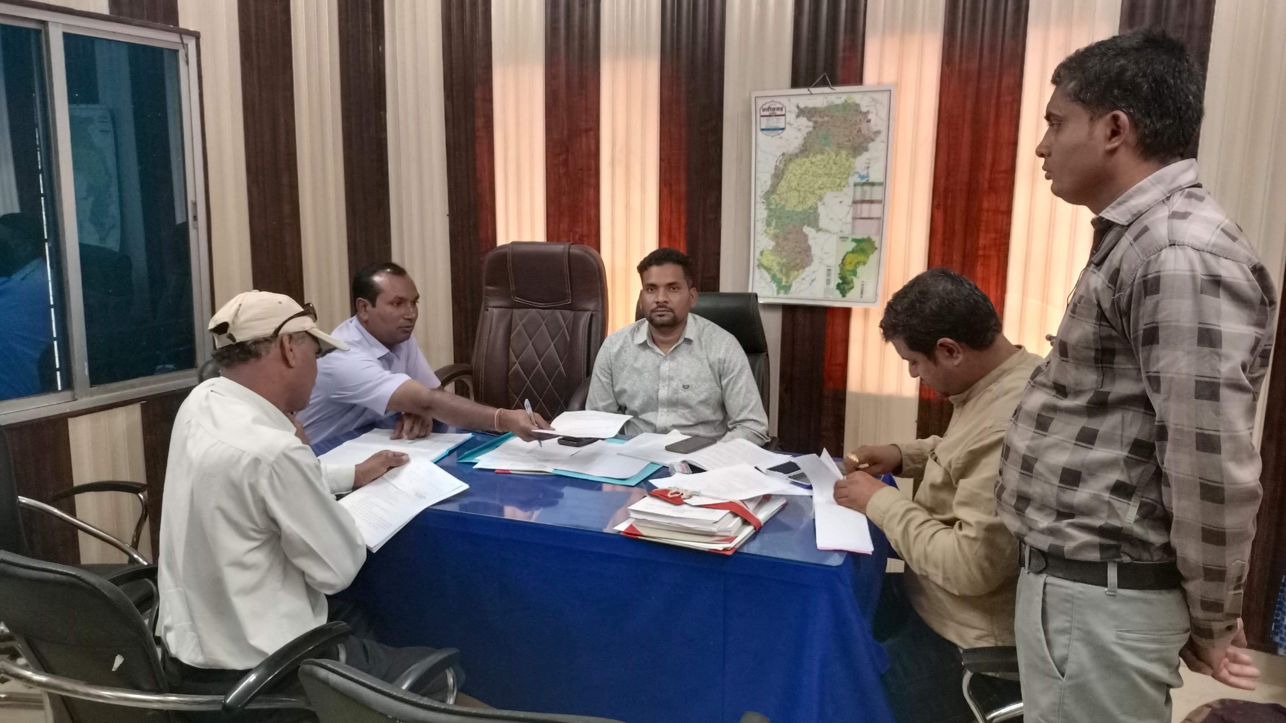 जिपं सदस्य बनने 5 फार्म बिके, धमतरी में पंच बनने 58 लोगों ने भरा नामांकन जिपं सदस्य बनने 5 फार्म बिके, धमतरी में पंच बनने 58 लोगों ने भरा नामांकन