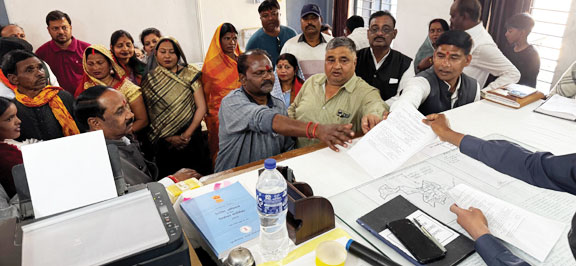 नपं अध्यक्ष पद के लिए भाजपा से सावित्री साहू, कांग्रेस से शिखा जायसवाल नपं अध्यक्ष पद के लिए भाजपा से सावित्री साहू, कांग्रेस से शिखा जायसवाल