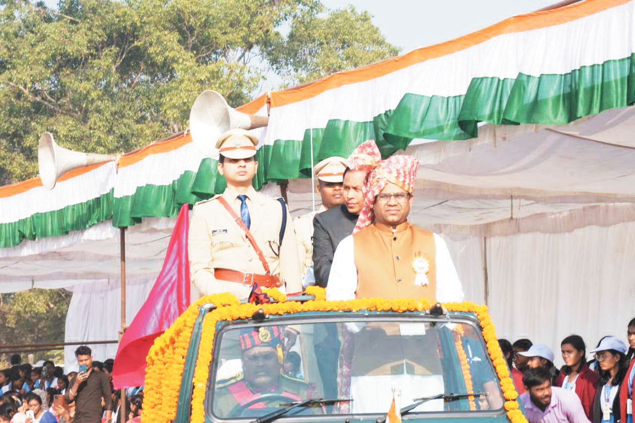 मरवाही विधायक प्रणव ने ध्वजारोहण कर परेड की सलामी ली