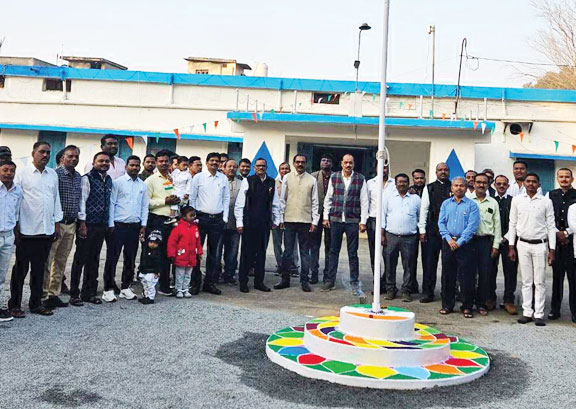 लोनिवि ईई कार्यालय में मरकाम ने किया ध्वजारोहण