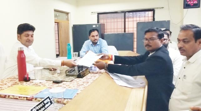 गरियाबंद: रैली निकाल भाजपा-कांग्रेस प्रत्याशियों ने भरे नामांकन गरियाबंद: रैली निकाल भाजपा-कांग्रेस प्रत्याशियों ने भरे नामांकन