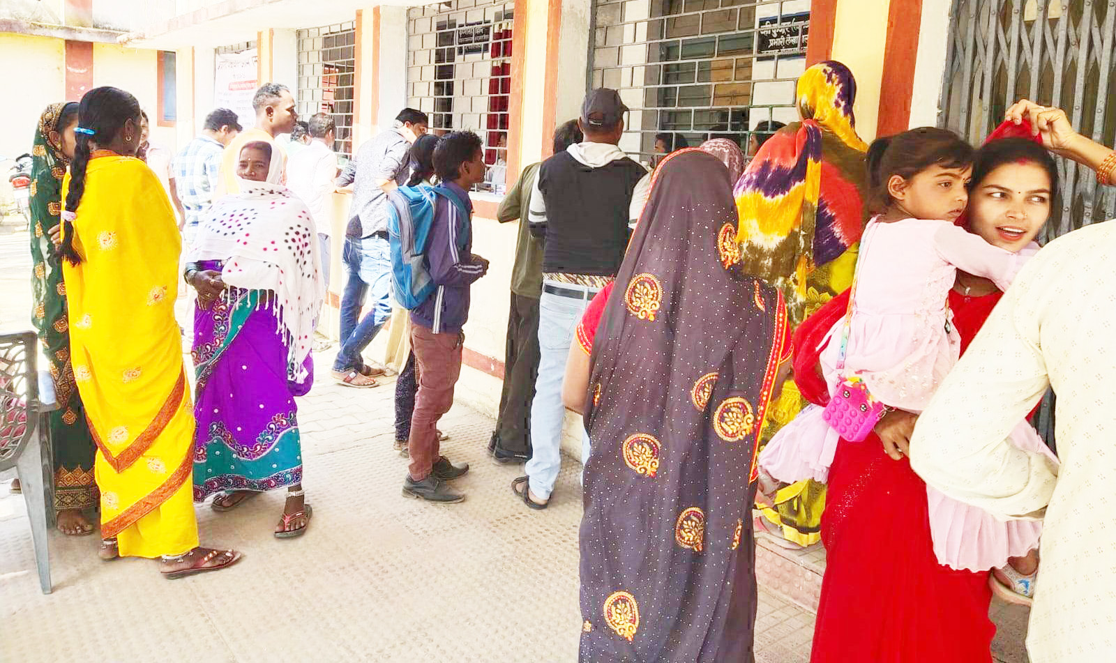 पंचायत चुनाव: प्रत्याशी जमा कर रहे नामांकन