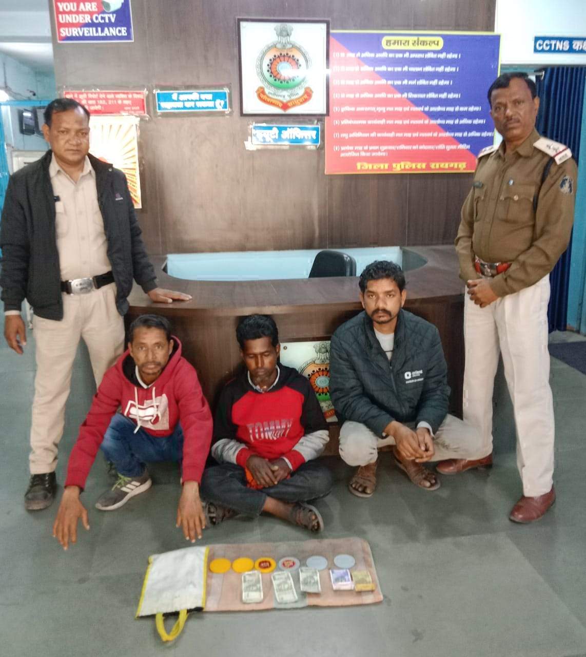 जुआ खेलते 3 आरोपी गिरफ्तार जुआ खेलते 3 आरोपी गिरफ्तार