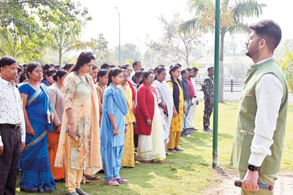 शहीदों की स्मृति में मौन धारण कर दी श्रद्धांजलि