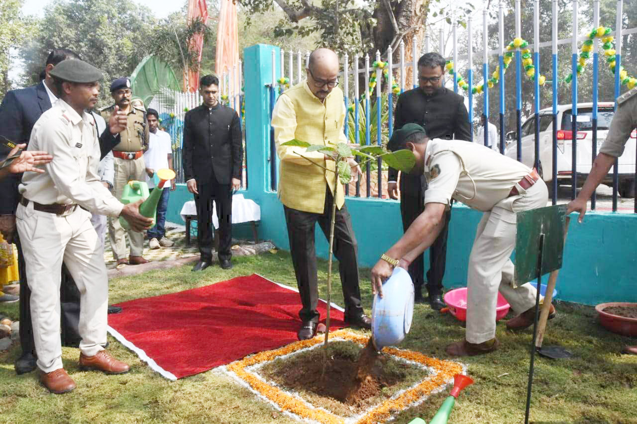 राज्यपाल ने रोपा पौधा