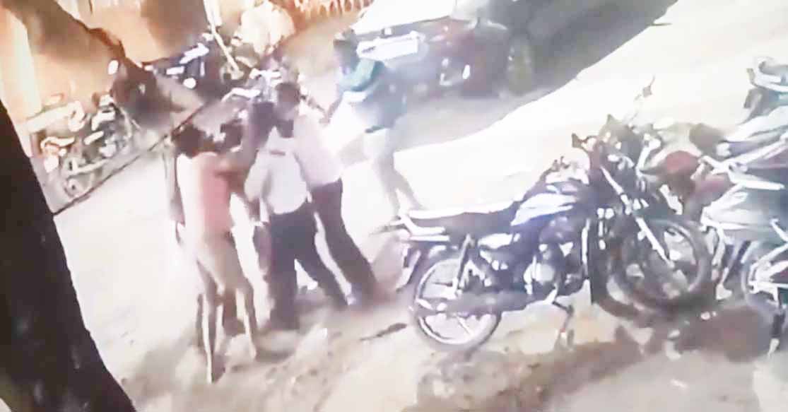 मारपीट में पिता की मौत, बेटे ने एसपी से लगाई न्याय की गुहार मारपीट में पिता की मौत, बेटे ने एसपी से लगाई न्याय की गुहार