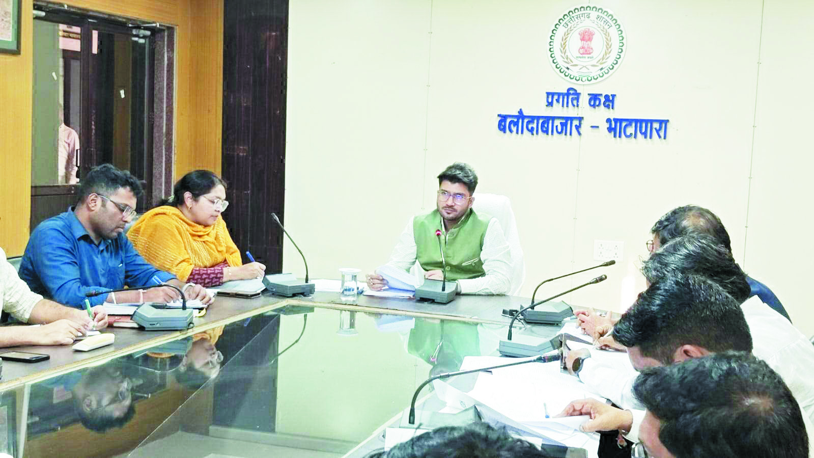 कलेक्टर ने की म्युनिसिपल चुनाव की तैयारियों की समीक्षा