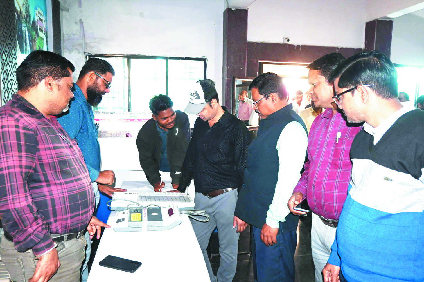कलेक्टोरेट में ईवीएम का डेमो प्रदर्शन