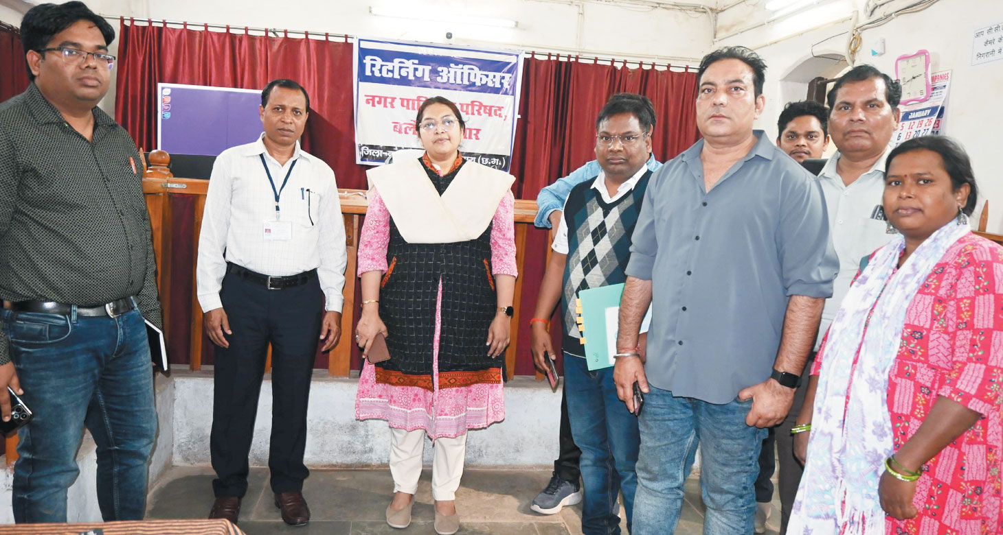 जिला निर्वाचन अधिकारी से व्यय प्रेक्षक ने की मुलाकात, व्यय निगरानी दल का निरीक्षण