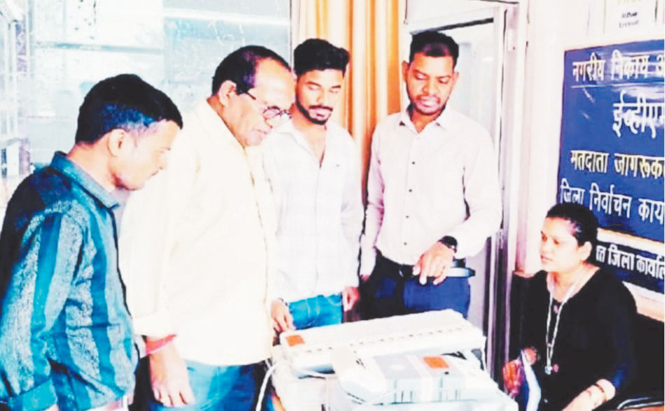 डमी ईवीएम से मतदान प्रक्रिया की दी जा रही जानकारी