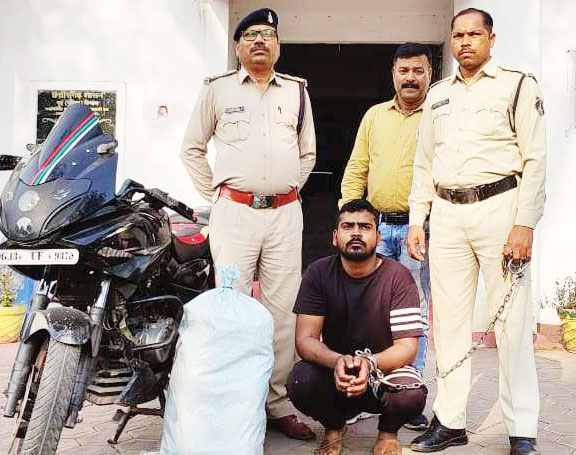 गांजा संग तस्कर गिरफ्तार गांजा संग तस्कर गिरफ्तार