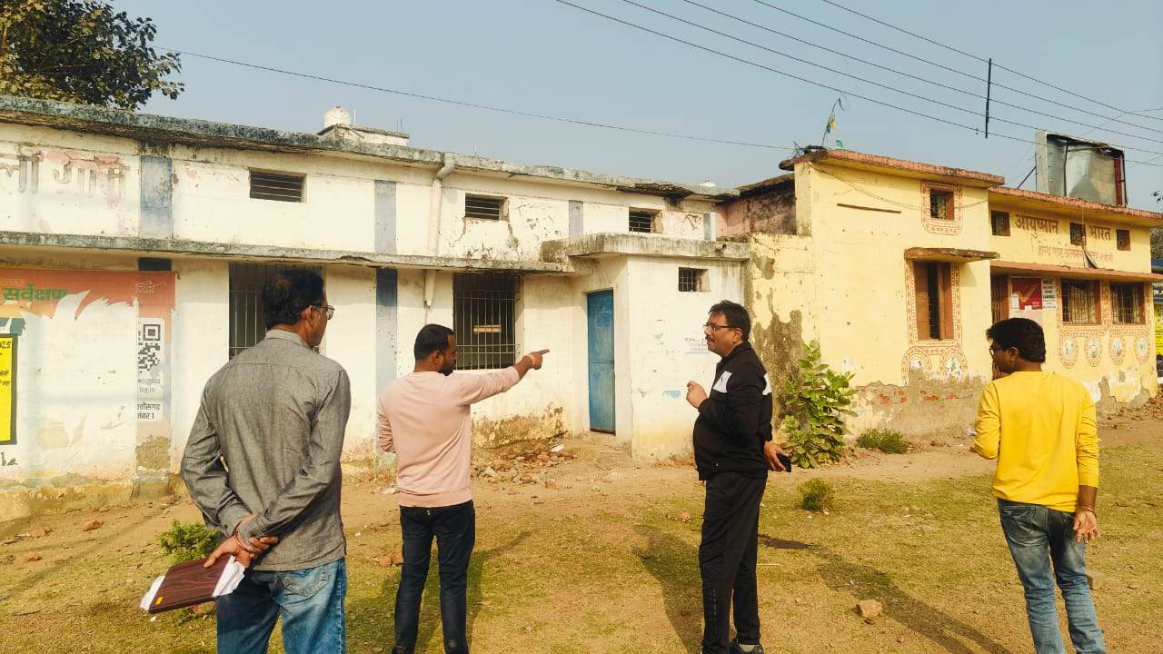 आयुक्त ने किया मतदान केंद्रों का निरीक्ष्ण