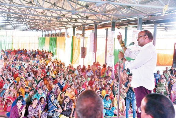 कार्यकर्ता सम्मेलन में गरजे विधायक चन्द्राकर, कहा-पांच साल की एक उपलब्धि बताएं कांग्रेसी कार्यकर्ता सम्मेलन में गरजे विधायक चन्द्राकर, कहा-पांच साल की एक उपलब्धि बताएं कांग्रेसी