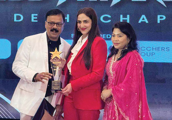 डीके सोनी को एक ही दिन में तीन फिल्म हस्तियों से अवार्ड डीके सोनी को एक ही दिन में तीन फिल्म हस्तियों से अवार्ड