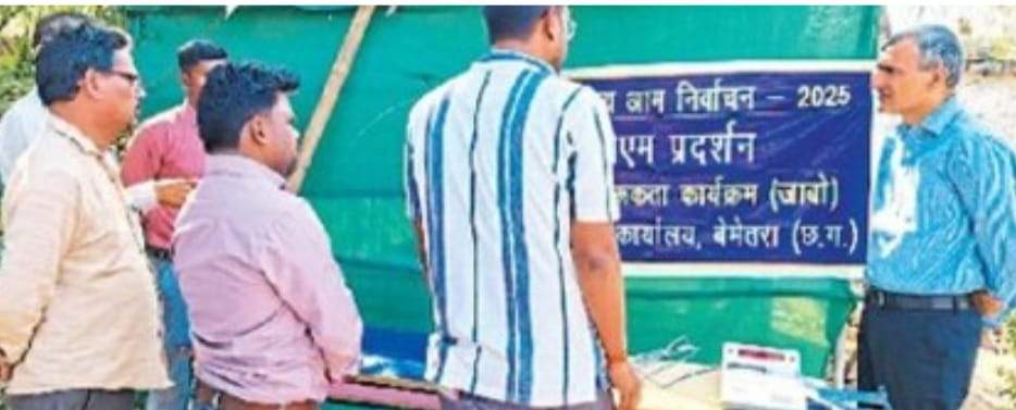 दलों के प्रतिनिधियों के सामने मशीनों का रेंडमाइजेशन