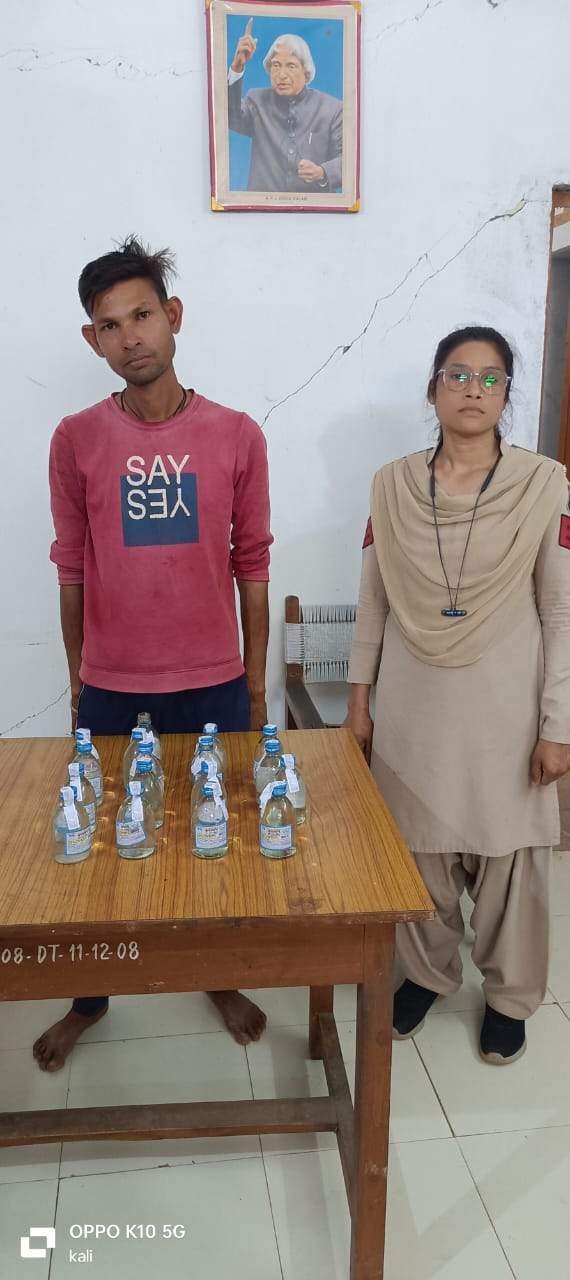 शराब संग आरोपी पकड़ाया