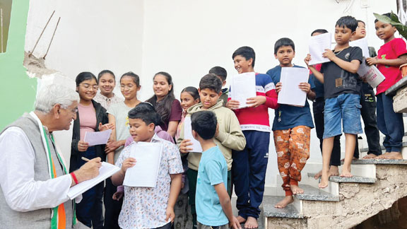 पूर्व डिप्टी सीएम नन्हे-मुन्ने प्रशंसकों से घिर गए, दिया ऑटोग्राफ पूर्व डिप्टी सीएम नन्हे-मुन्ने प्रशंसकों से घिर गए, दिया ऑटोग्राफ