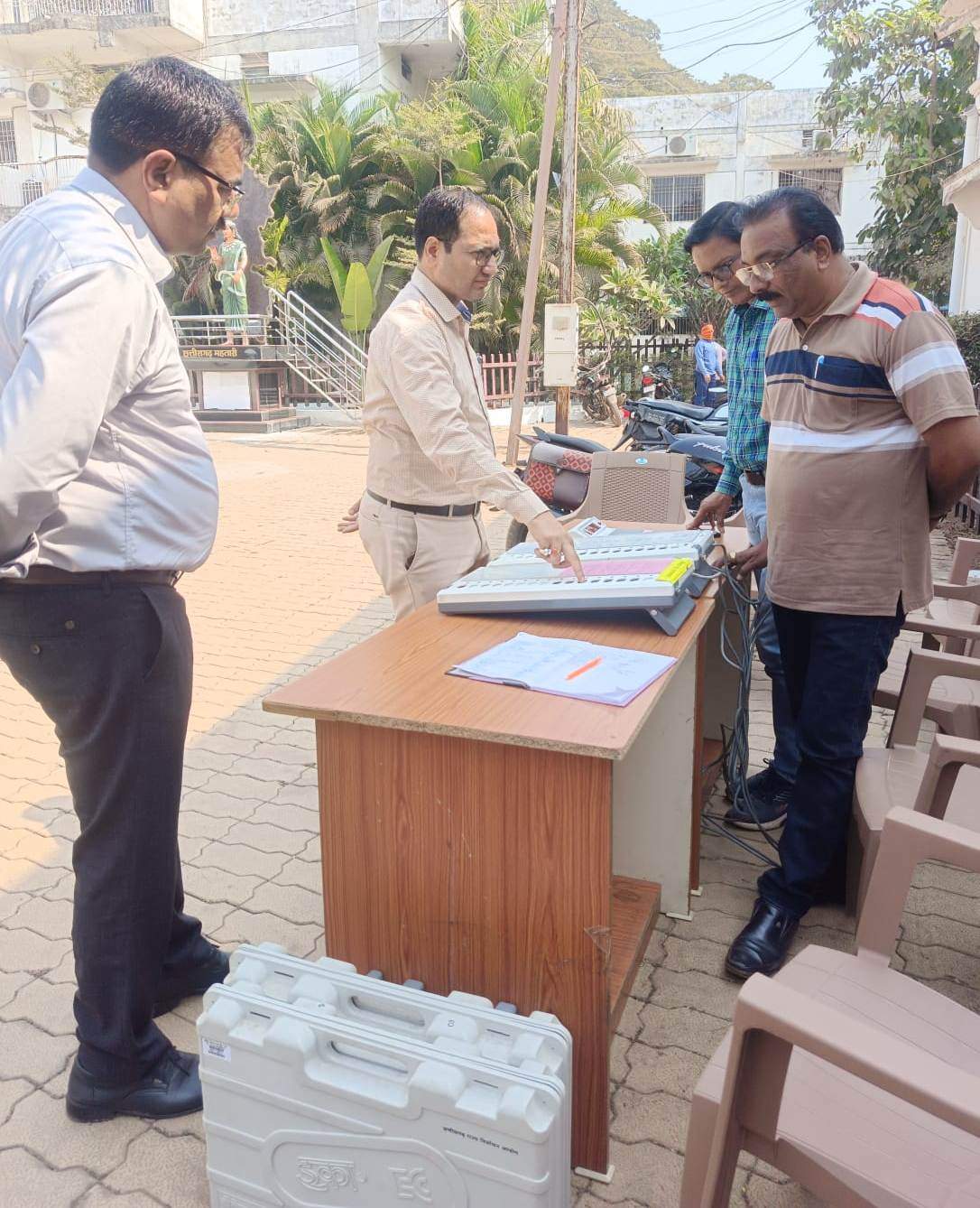 कलेक्टर ने ईवीएम प्रदर्शन स्थल का किया निरीक्षण