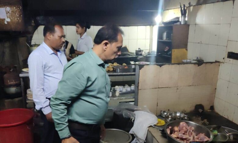 बर्ड फ्लू नियंत्रण निर्देशों का उल्लंघन, 8 होटलों पर जुर्माना बर्ड फ्लू नियंत्रण निर्देशों का उल्लंघन, 8 होटलों पर जुर्माना