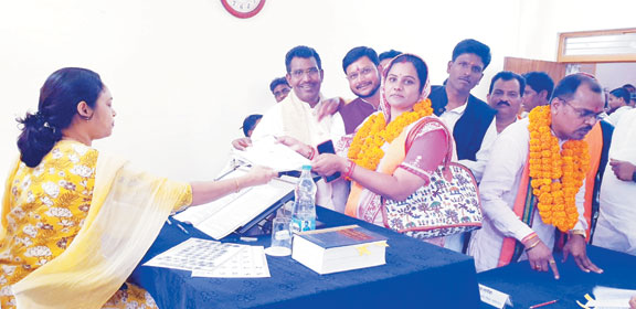जिपं: भाजपा समर्थित प्रत्याशी शिवांगी ने भरा नामांकन, कांग्रेस से होगी कड़ी टक्कर जिपं: भाजपा समर्थित प्रत्याशी शिवांगी ने भरा नामांकन, कांग्रेस से होगी कड़ी टक्कर