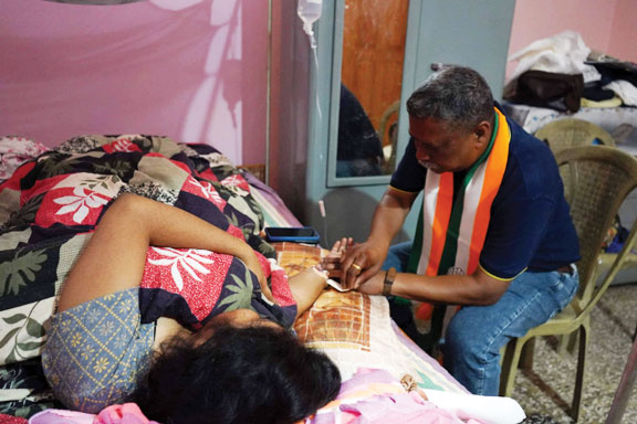 मेयर प्रत्याशी डॉ. तिर्की प्रचार के साथ-साथ मरीजों का कर रहे इलाज मेयर प्रत्याशी डॉ. तिर्की प्रचार के साथ-साथ मरीजों का कर रहे इलाज