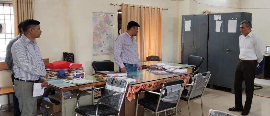 कलेक्टर के निरीक्षण में गायब मिले कर्मचारी, नोटिस 