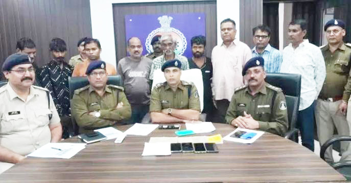 फर्जी रजिस्ट्री पेपर तैयार कर बेची उद्योग विभाग की जमीन, 9 गिरफ्तार