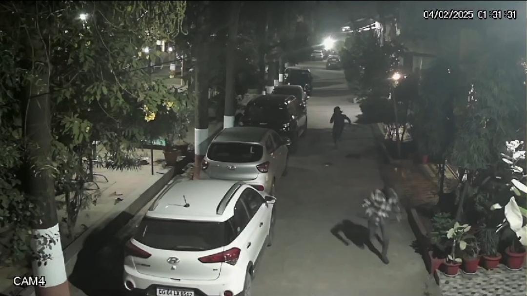 हर्ष विहार कॉलोनी में घुसे 4 चोरों को खाली हाथ भागना पड़ा