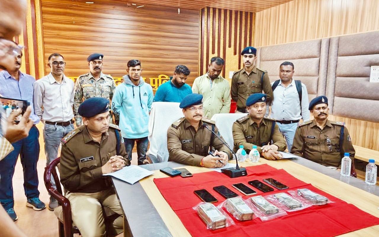 शो-रूम के नौकर ने नाबालिग साथियों संग की लाखों की चोरी